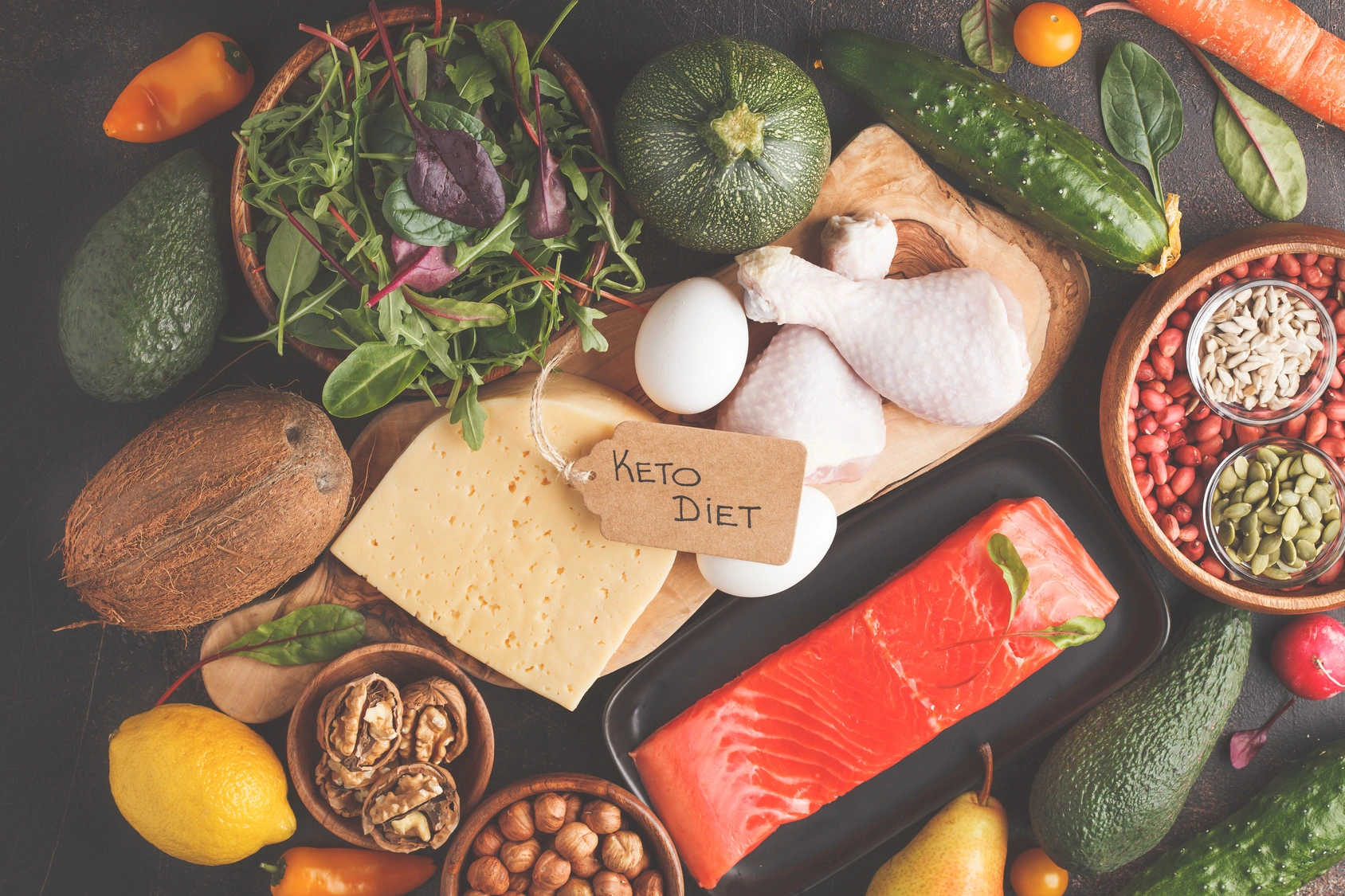 Na czym polega dieta keto? Jak stosować dietę ketogeniczną? Produkty bogate w białko i proteiny na drewnianym stole.