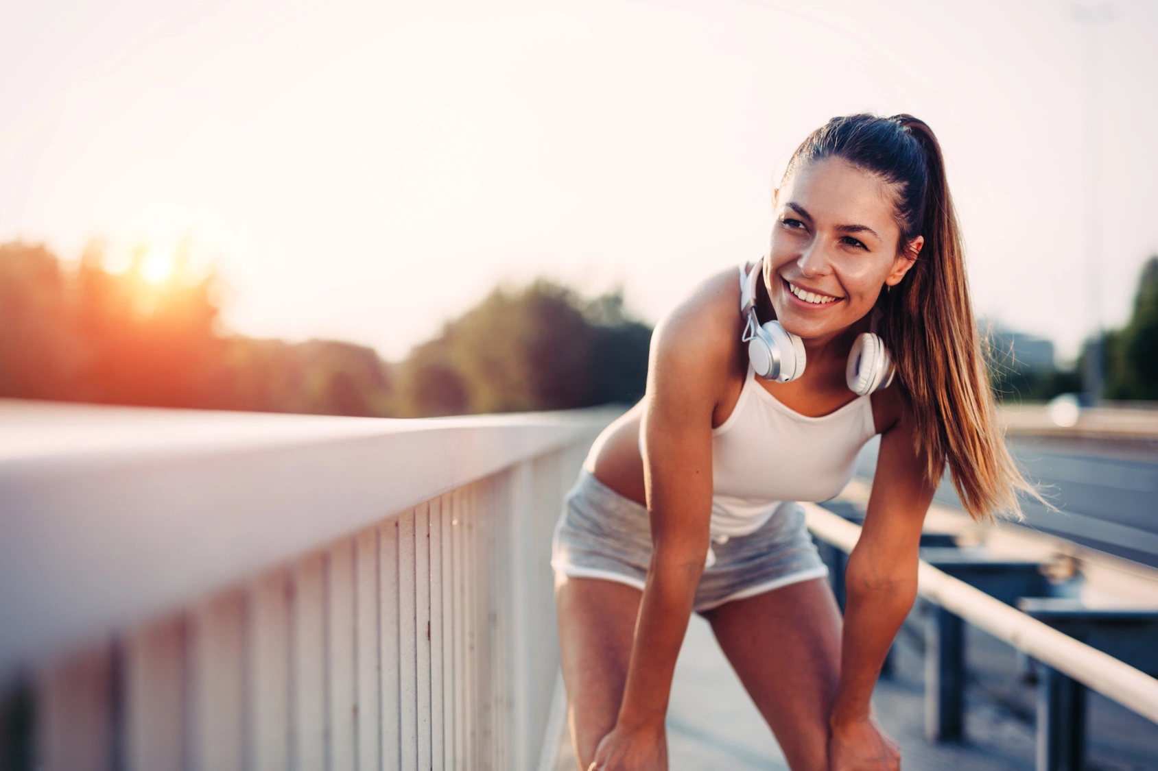 Jak zacząć dbać o siebie? 5 kroków do zdrowia. Kobieta odpoczywa po joggingu po mieście.