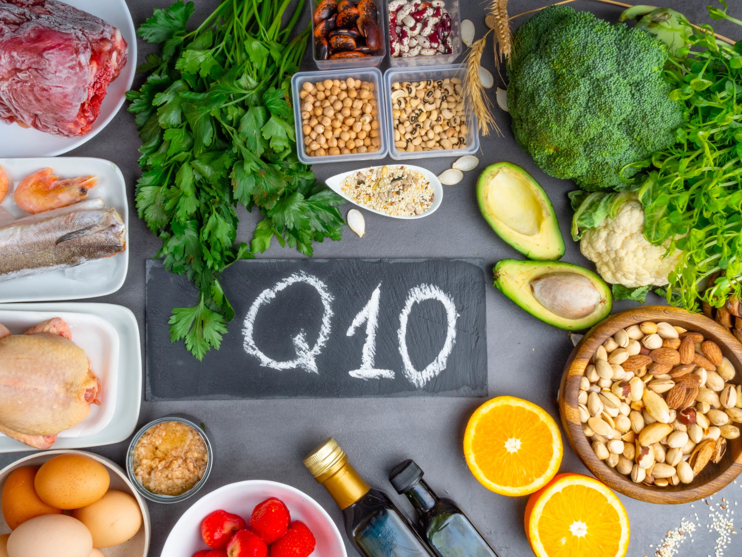 W jakich produktach znajduje się koenzym Q10? Produkty żywieniowe bogate w koenzym Q10 leżą na betonowej powierzchni.