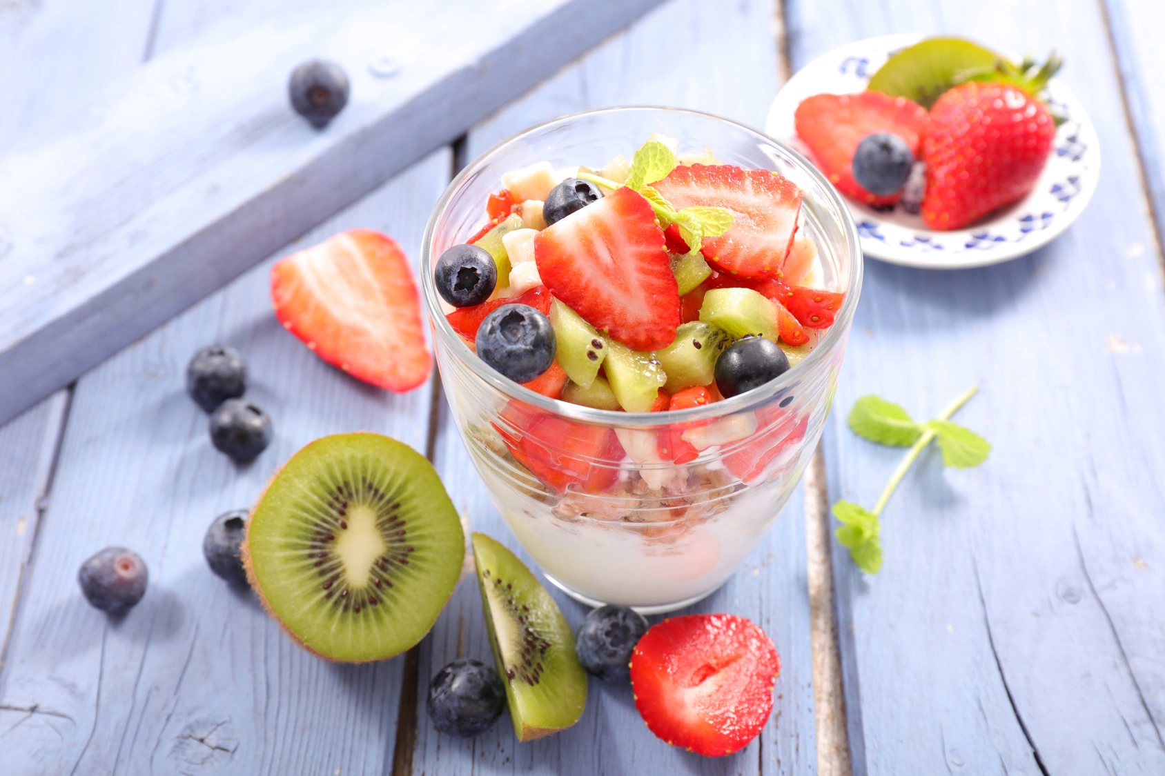 Jaka jest najlepsza dieta łatwostrawna dla osób z wrażliwym żołądkiem? Dieta lekkostrawna - jogurt z owocami w szklance.