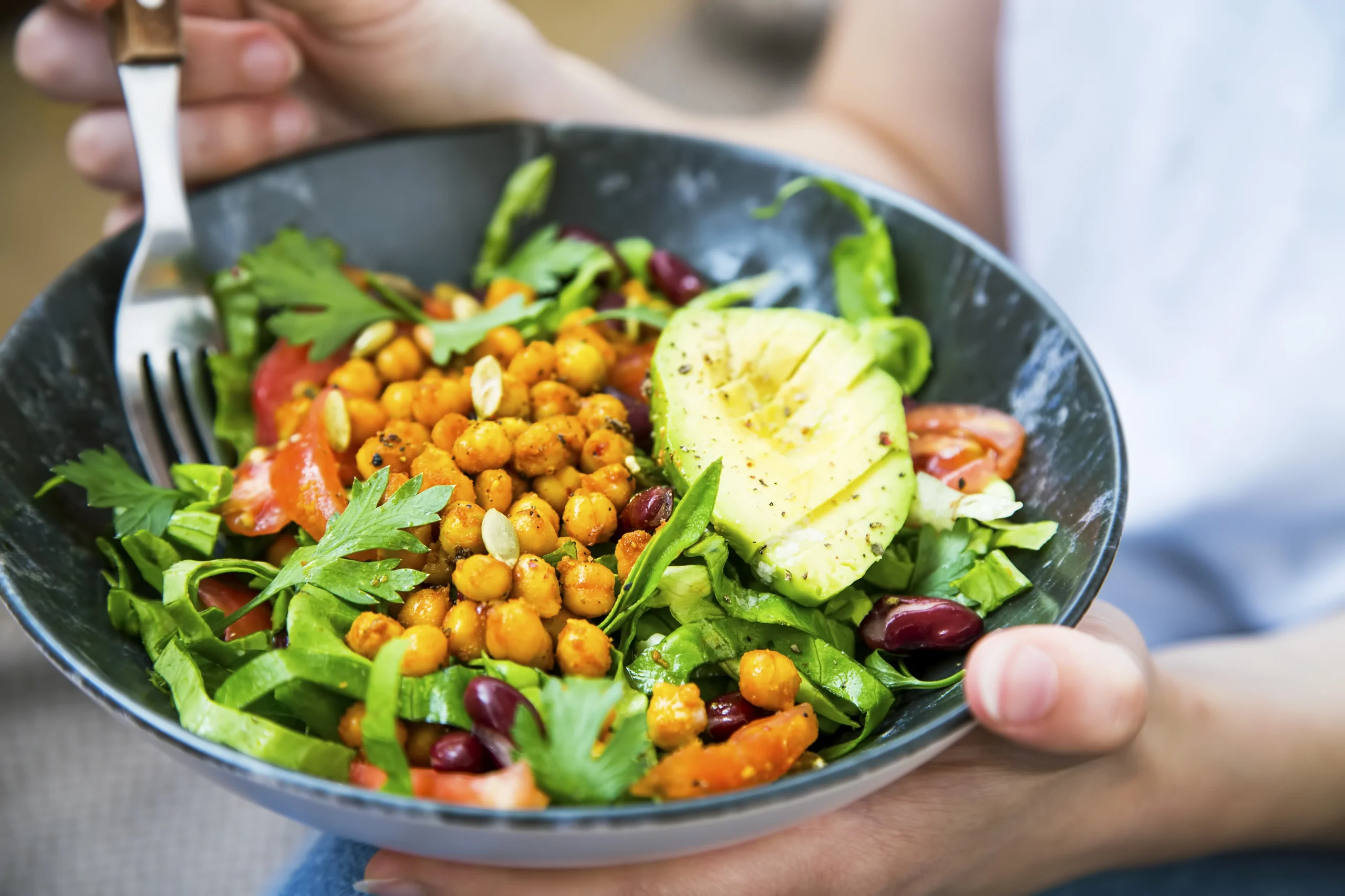 Roślinne źródła witaminy B12 dla wegetarian i wegan - gdzie szukać witaminy B12 poza produktami pochodzenia zwierzęcego? Bowl z ciecierzycą i warzywami.