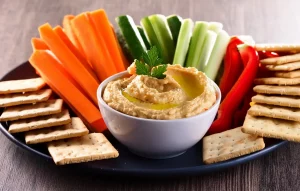 Przepis na hummus z krakersami i słupkami warzyw