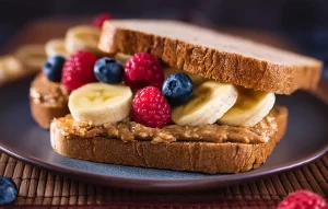 Przepis na kanapkę z pastą z orzechów włoskich i owocami (bananem, borówkami i malinami)