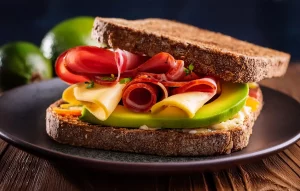 Przepis na tost pełnoziarnisty z serem żółtym i awokado.