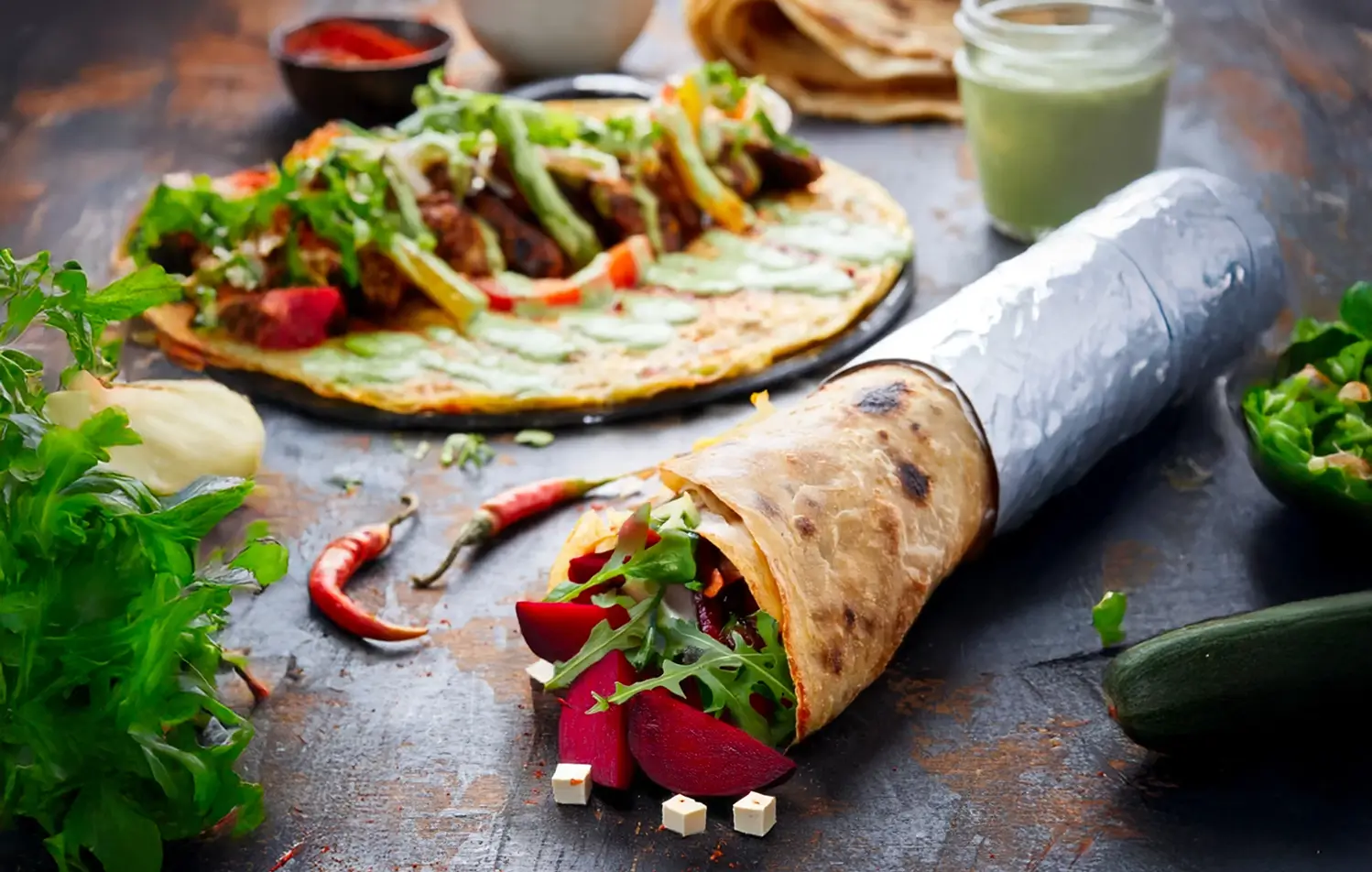 Wrap z burakiem, rukolą i wędzonym tofu